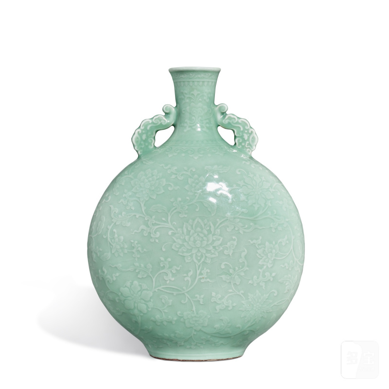 A celadon-glazed moulded 'lotus' moonflask, Qing dynasty, 19th century | 清十九世紀 青釉模印蓮紋抱月瓶 - 图2